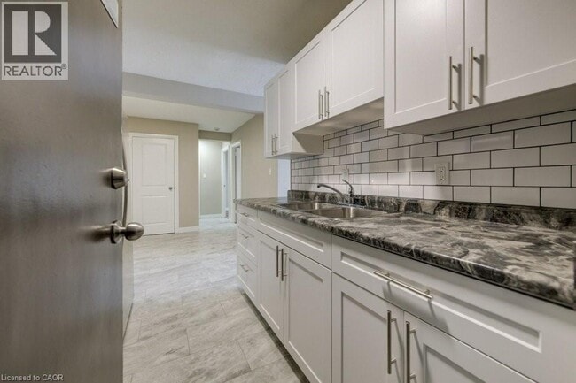 Building Photo - 82 Elgin St S