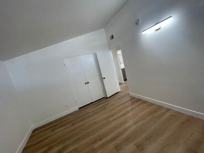 Foto del edificio - 600 S Brookhurst Rd.