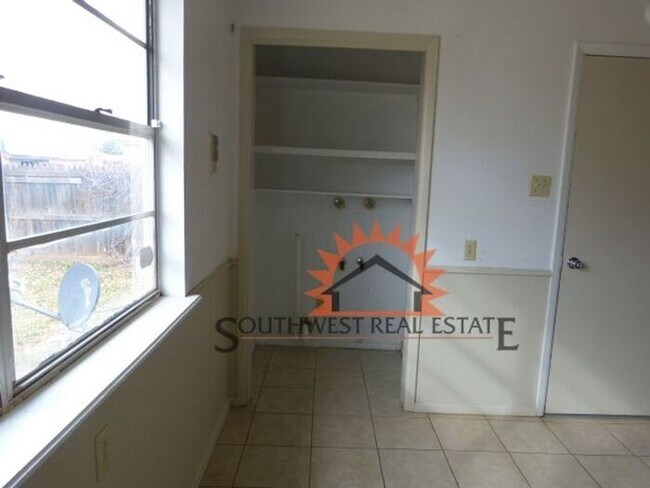 Foto del edificio - Cute 3 bedroom 1 bath one car garage