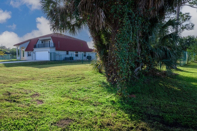 Building Photo - 1250 SW San Antonio Ave