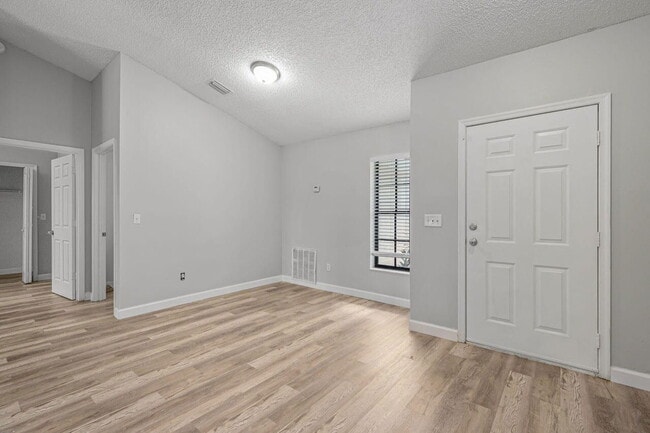 Building Photo - 2871 SE Hutchings Ave