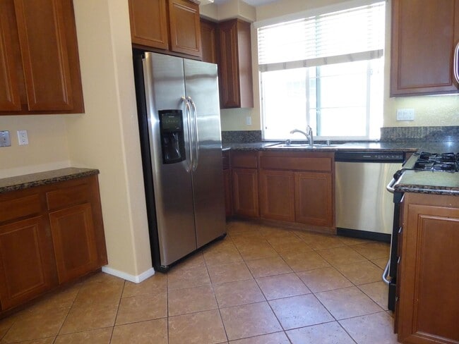 Building Photo - Conveniently located 3 BR, 3 Bath townhome in Coronado Ranch, close to everything.
