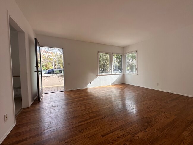 Livingroom - 215 3rd Ave