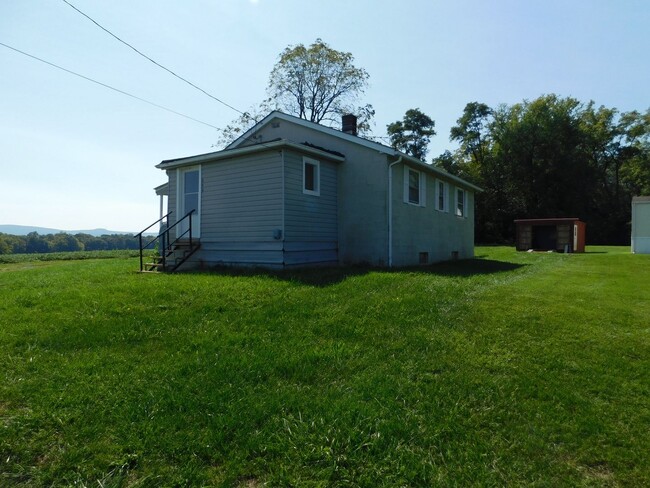 Foto del edificio - Renovated House with Farm Location on WV/V...