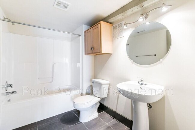 Building Photo - 212 W 7th St