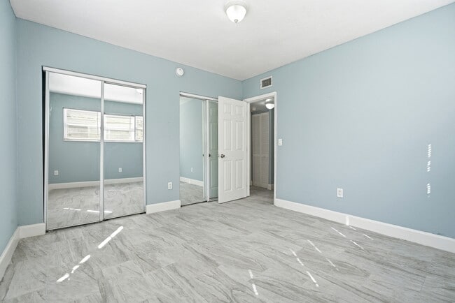 Foto del edificio - 7530 Dickens Ave