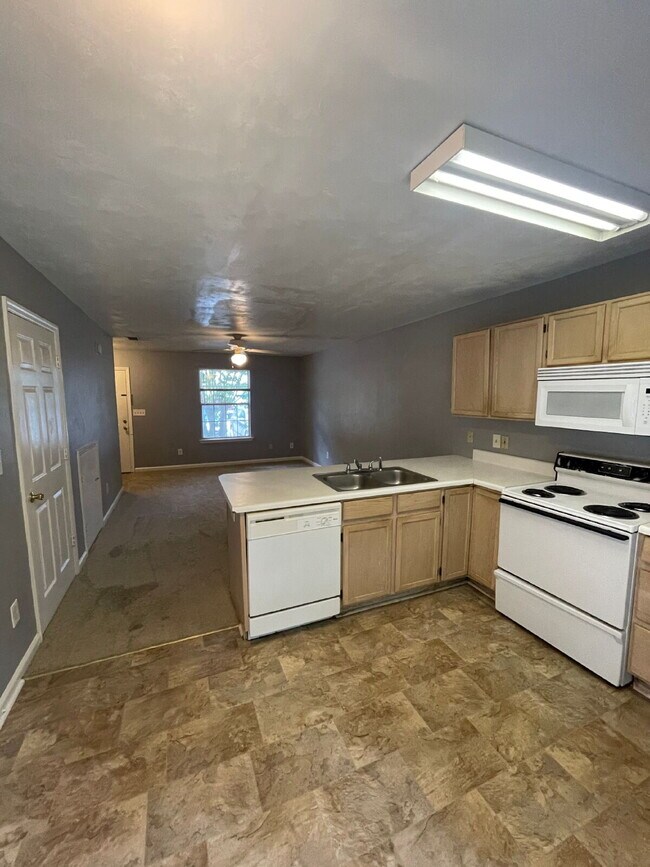 Foto del edificio - 2/2.5 Townhouse off Tennessee Street - Washer and Dryer in unit