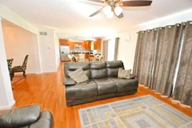 Building Photo - Short or long term Executive 4 bedroom 2.5...