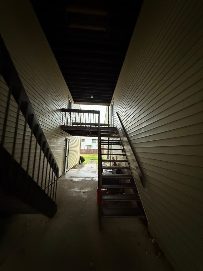 Building Photo - 22 Avon Dr