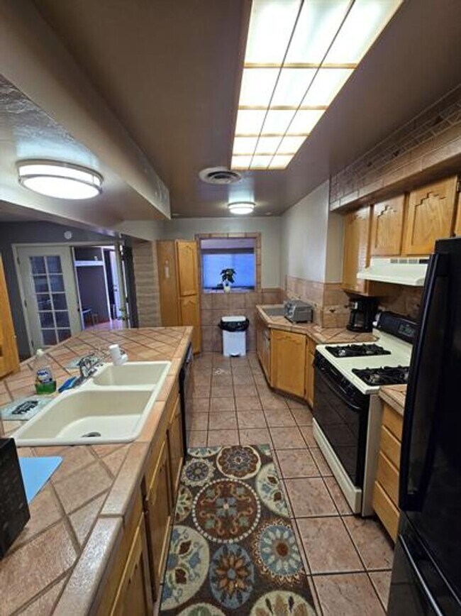 Foto del edificio - Spacious 3 bedroom/ 2 bath home with R/V parking
