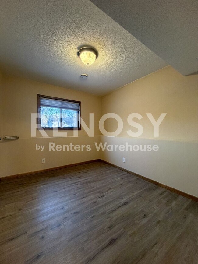 Foto del edificio - 4648 Cedar Lk Rd S