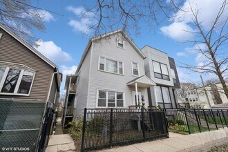 Building Photo - 2531 W Lyndale St