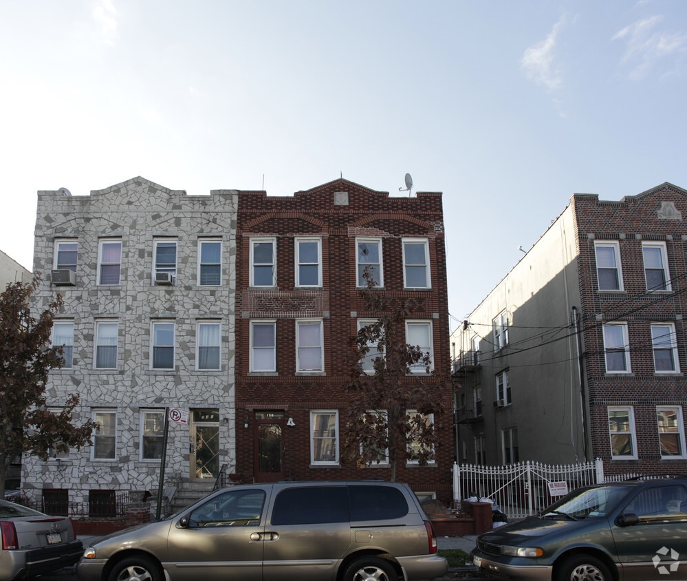 Building Photo - 136 E 52nd St