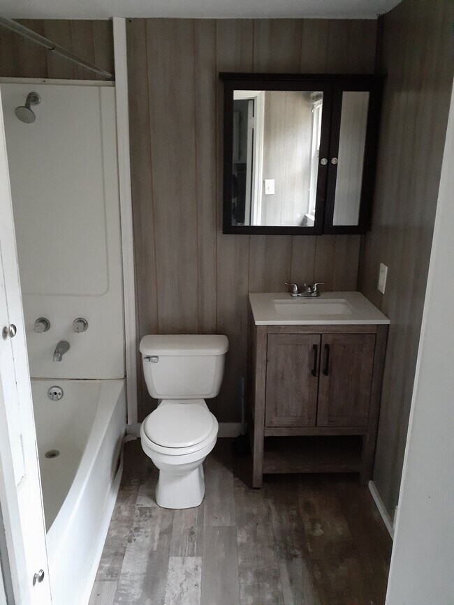 Baño con armarios de almacenamiento - 42 W Moore St