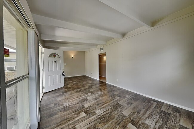 Foto del edificio - 1703 Carnegie Cir