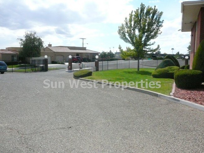 Foto del edificio - Gated Community!