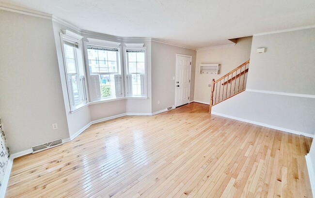 Building Photo - 3 Bed / 1-1/2 Bath Single Family Townhome