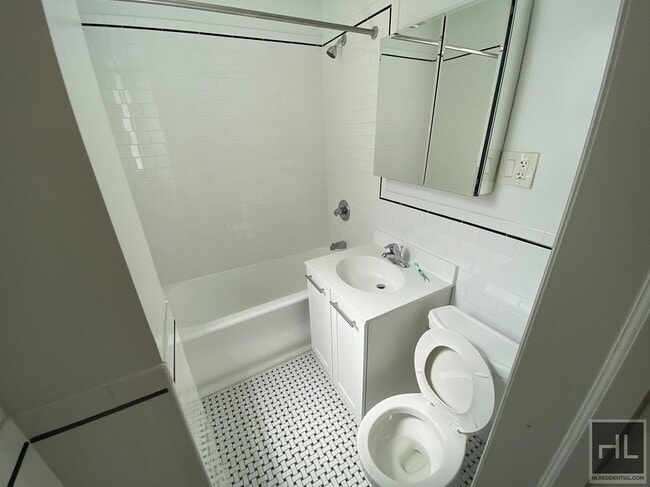 Building Photo - AMAZING STUDIO APARTMENT!! AMAZING DEAL! W...