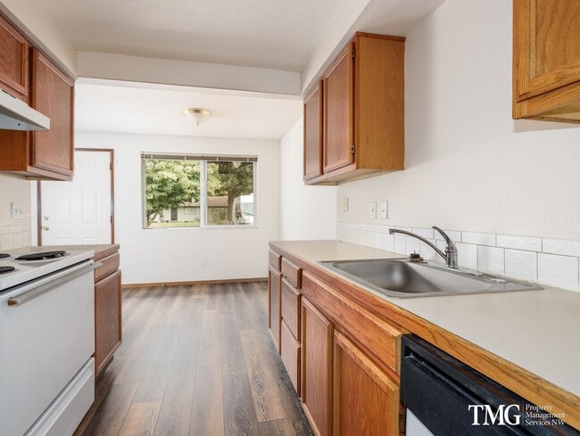 Building Photo - 2BD Ranch Style Duplex in Desirable Washou...