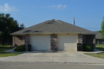 Building Photo - 922 Rosewood Dr