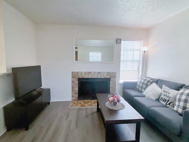 Foto del edificio - 4748 Old Bent Tree Ln