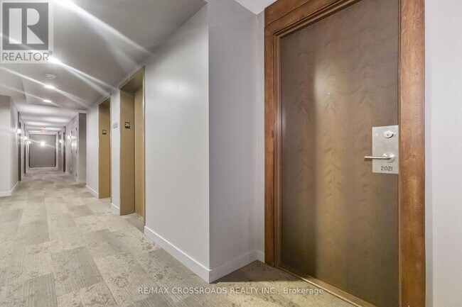 Photo du bâtiment - 135 Village Green Square