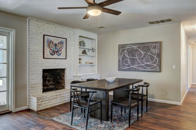 Foto del edificio - Turnkey Gem: Fully Furnished 5-Bedroom Home with Spacious Layout and Corner Lot!