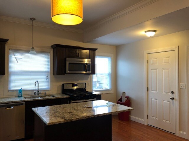 Unit 2 (5 bed, 2 bath) - 255 Waterman St