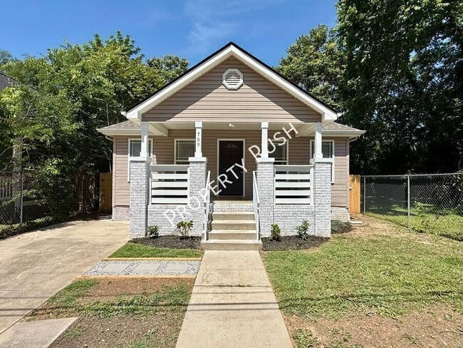 Building Photo - 709 N Holly St