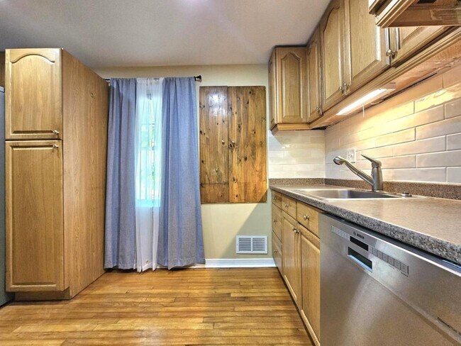 Building Photo - 1403 Deerfield Ln