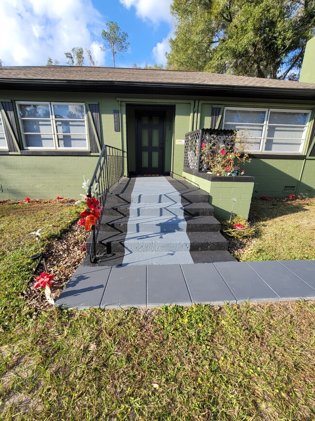 Building Photo - 5321 NE 29th St