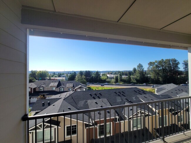 Building Photo - Kent Gated community townhome for lease - $2695.00 - 2 bedroom 2.5 bathroom furnished - 1 car gar...