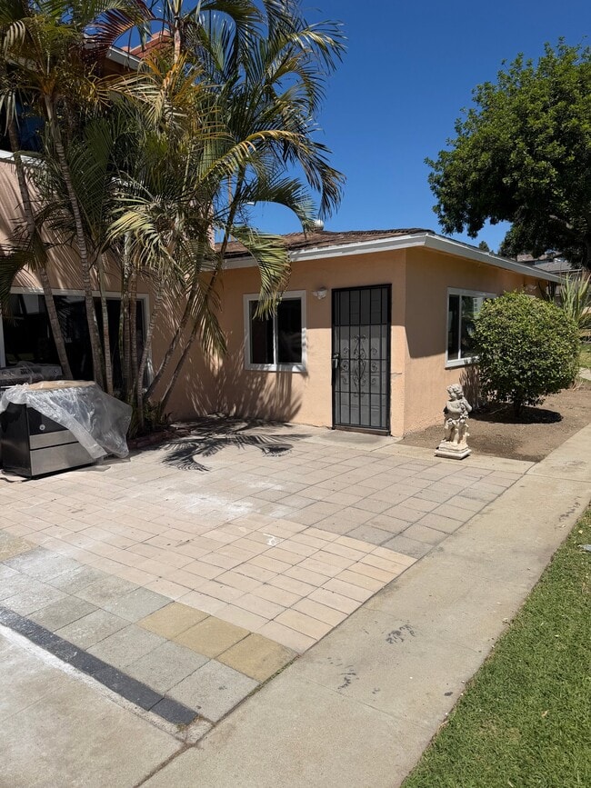 Building Photo - 2580 Hayes Dr