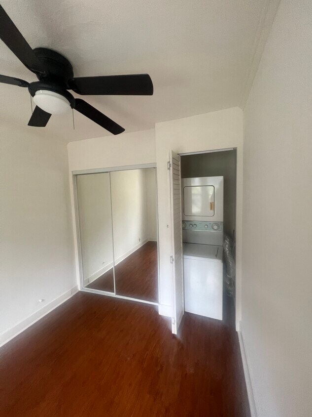 Bedroom built in laundry - 3678 Edenhurst Ave
