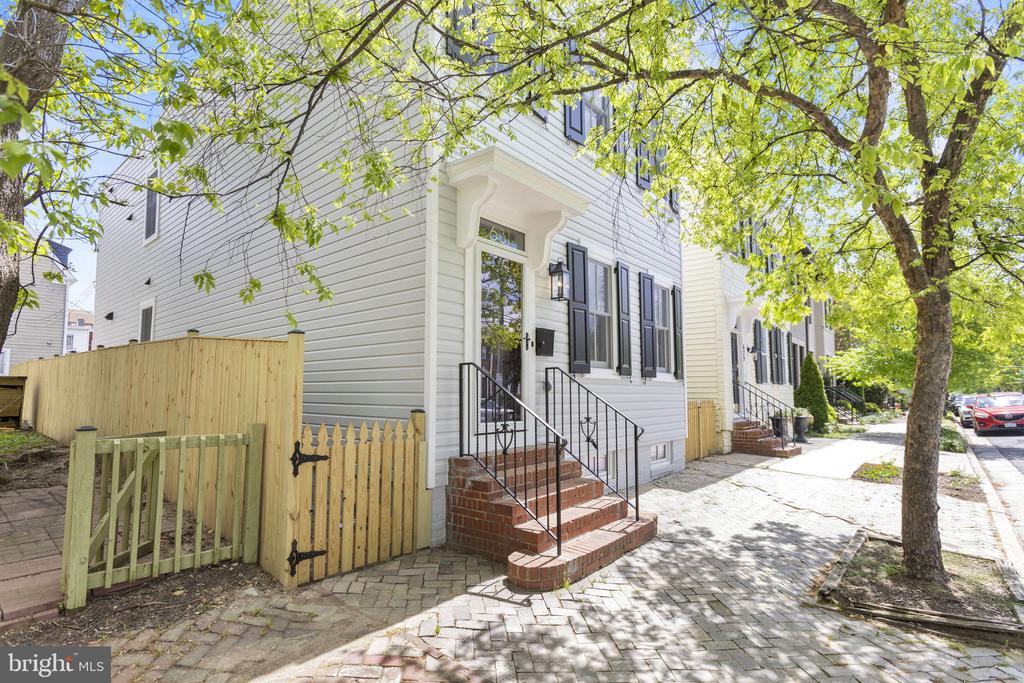 Primary Photo - 631 N Columbus St