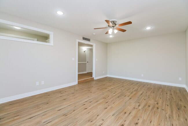 Building Photo - 525 E Geneva Dr