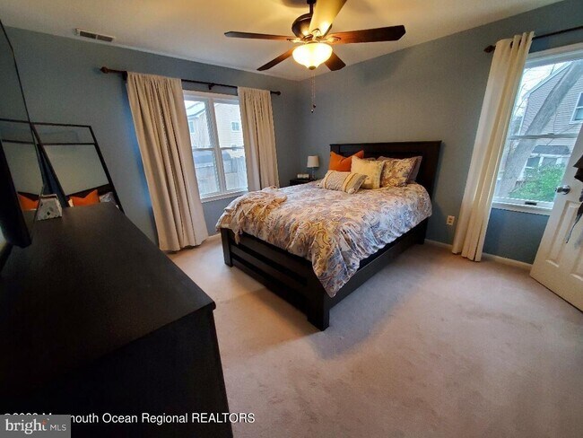 Foto del edificio - 28 Melrose Dr