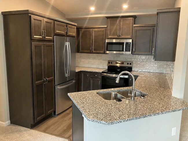 Building Photo - 5890 Parkview Ln