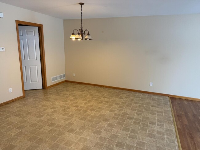 Building Photo - 433 Sarah Cir