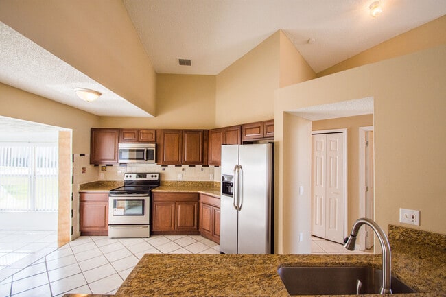Foto del edificio - 3 Bed 2 Bath Home with Stainless Steel Appliances Near Poinciana Pkwy!