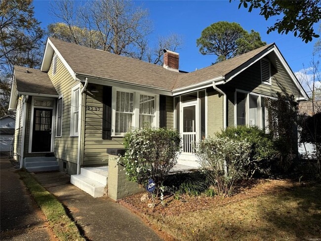 Building Photo - 2237 Winona Ave