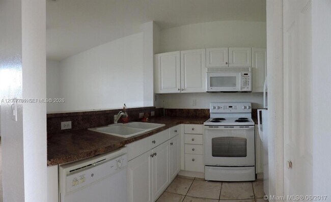 Building Photo - 1395 NE 33rd Ave