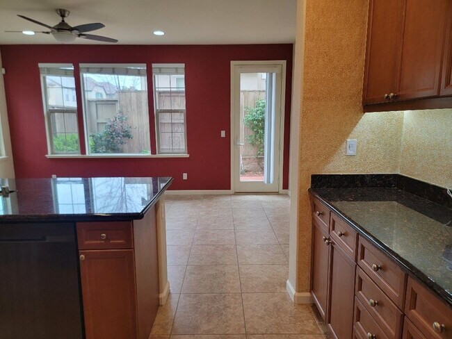 Foto del edificio - 3 Bedroom 3 bath house with a loft for rent in Folsom in the Parkway.  Solar & 240V Electric Car ...