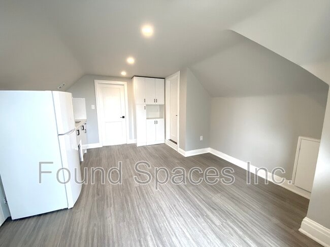Building Photo - 953 Montclair Ave