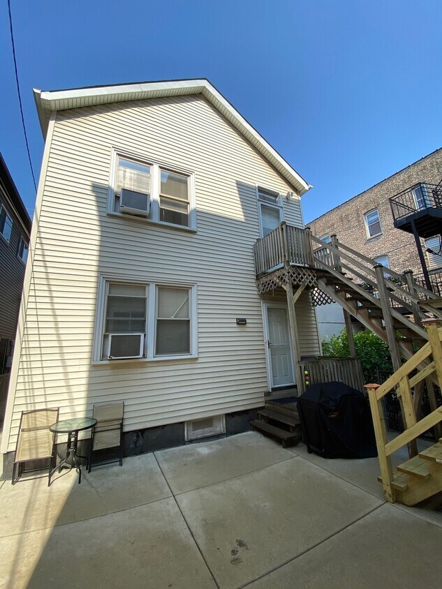 Primary Photo - 872 N Marshfield Ave