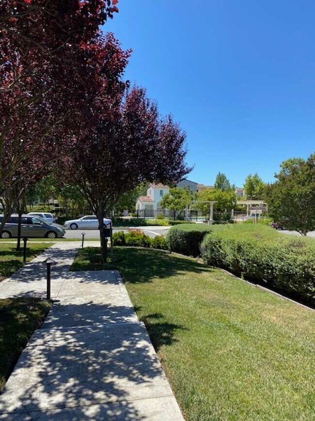 Foto del edificio - Spacious Gale Ranch Townhome