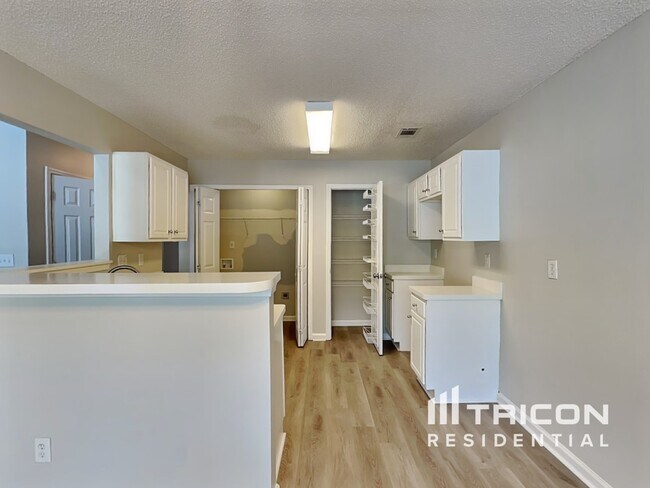 Foto del edificio - 4151 Ravenwood Ct