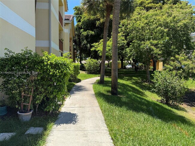 Foto del edificio - 7680 Westwood Dr