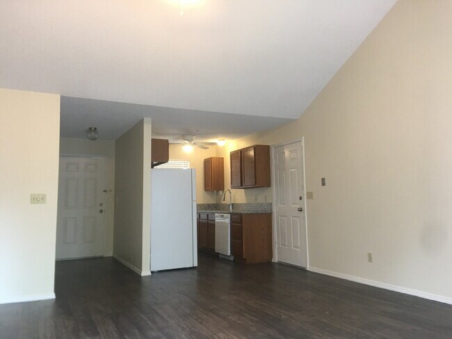 Building Photo - "Cozy 3-Bedroom Fayetteville Home with Mod...