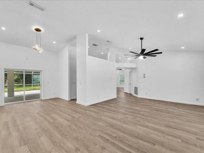 Foto del edificio - 2928 SE Bella Rd